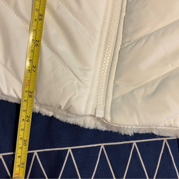 $140 The North Face Mossbud Reversible White Vest. Like new condition. Size XL. - Picture 13 of 13